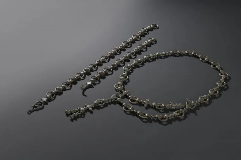 Bronzové opaskové řetězy s emailovými vložkami ze Stradonic u Loun a Telců