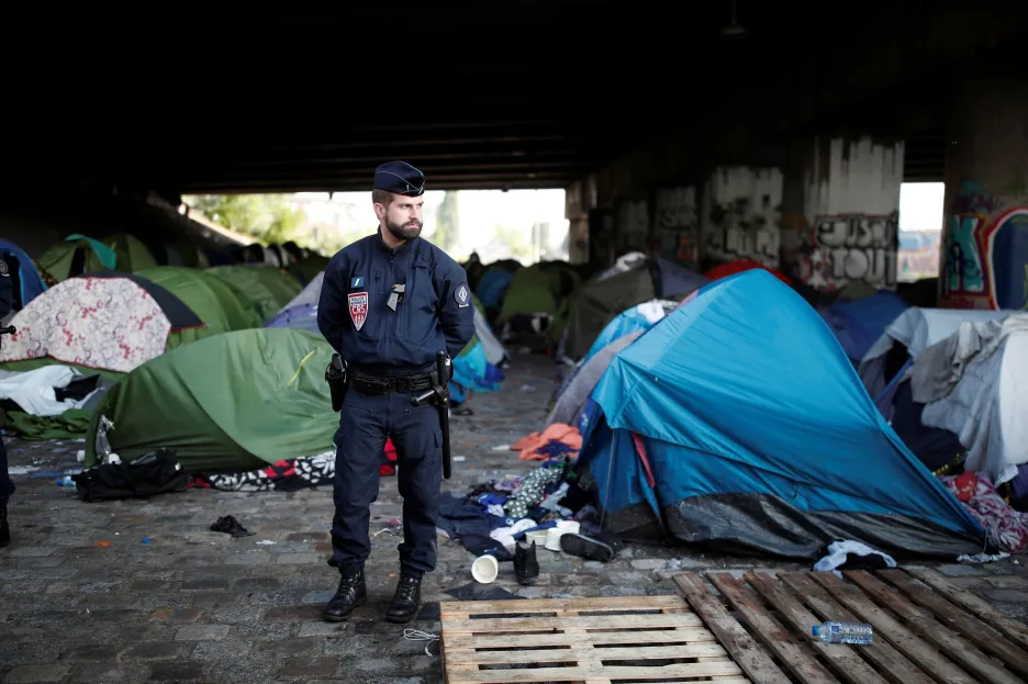 Vyklízení největšího provizorního tábora v Paříži