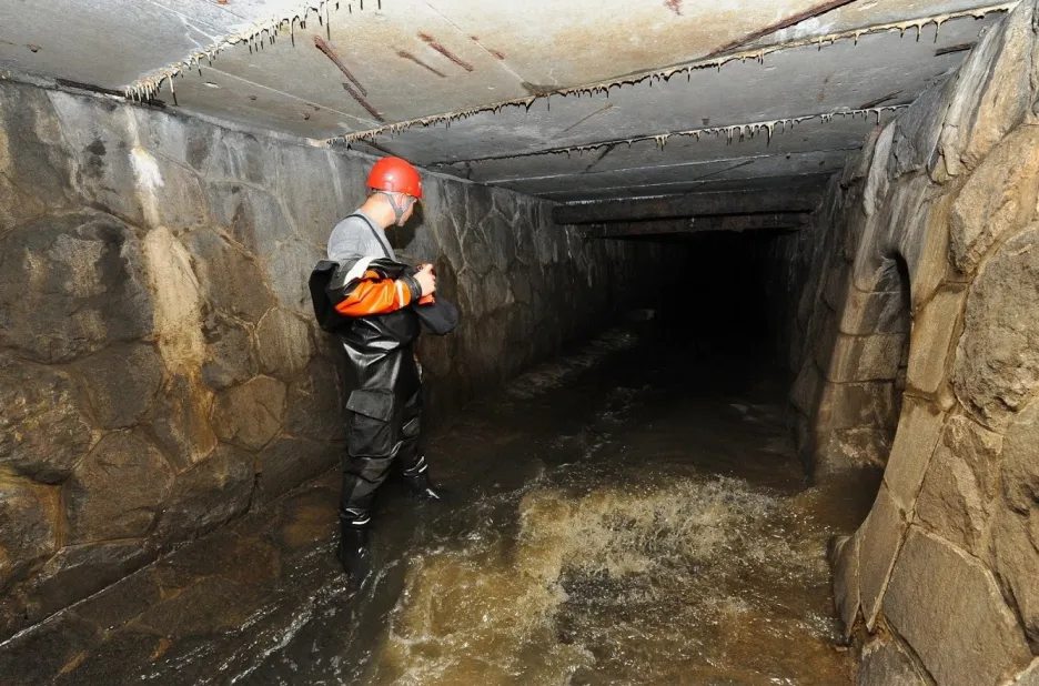 Hasiči pátrají v útrobách tunelu Motolského potoka v Praze