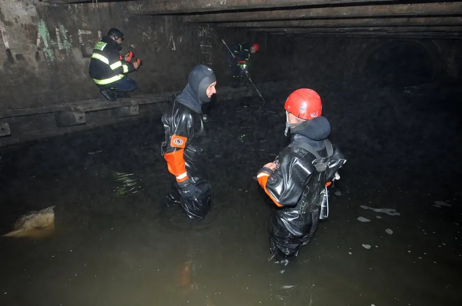 Hasiči pátrají v útrobách tunelu Motolského potoka v Praze