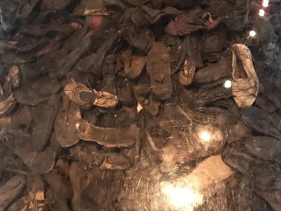 Boty patřící v minulosti Židům v koncentračních táborech