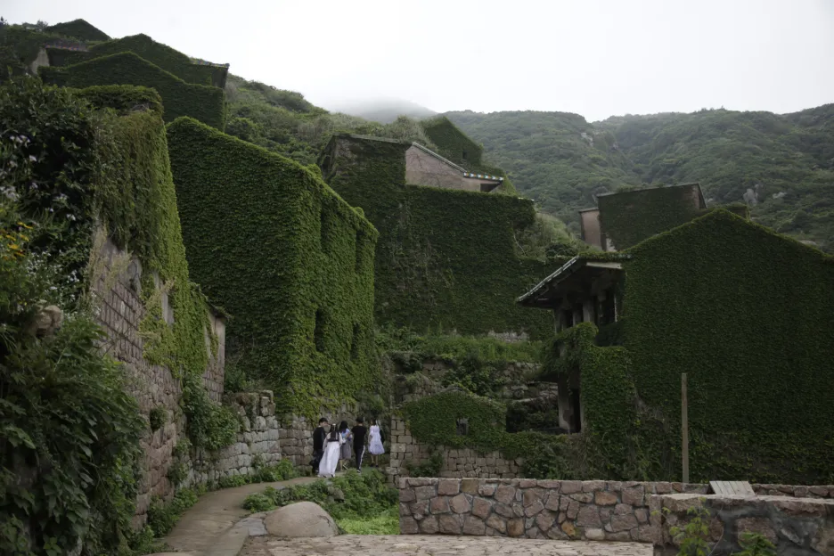 Čínská vesnice duchů Houtouwan zarostlá vegetací