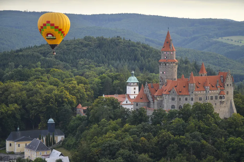 Ranní start horkovzdušných balónů nad hradem Bouztov v pátek 17. srpna 2018
