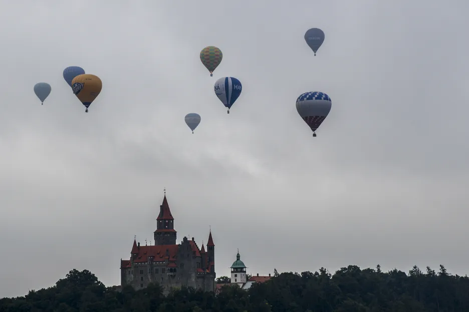 Ranní start horkovzdušných balónů nad hradem Bouztov v pátek 17. srpna 2018