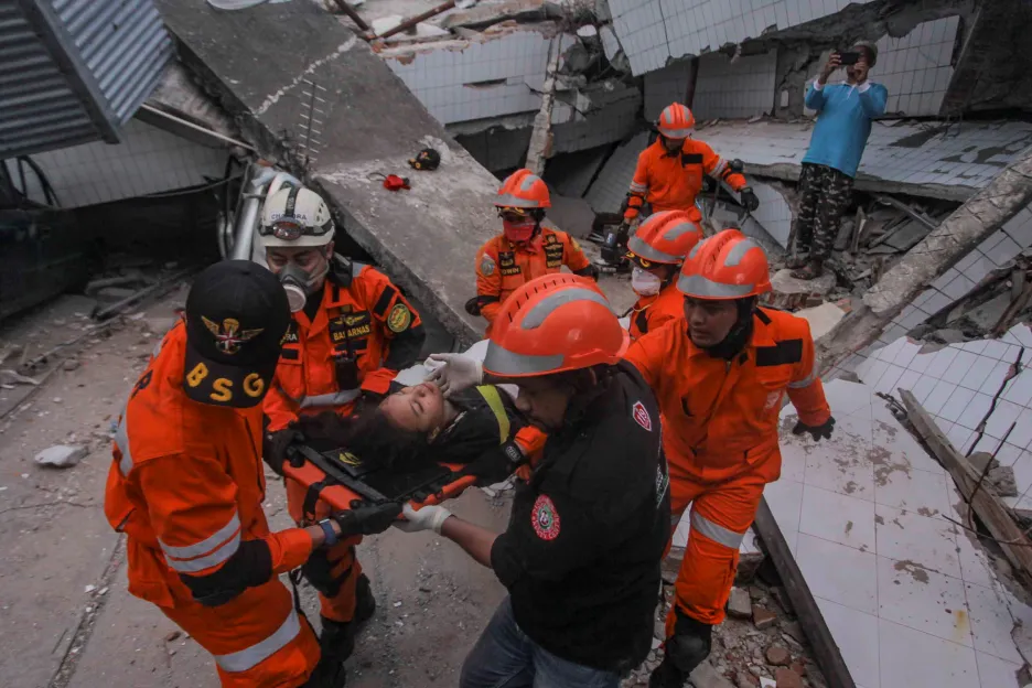 Následky zemětřesení a tsunami v Indonésii