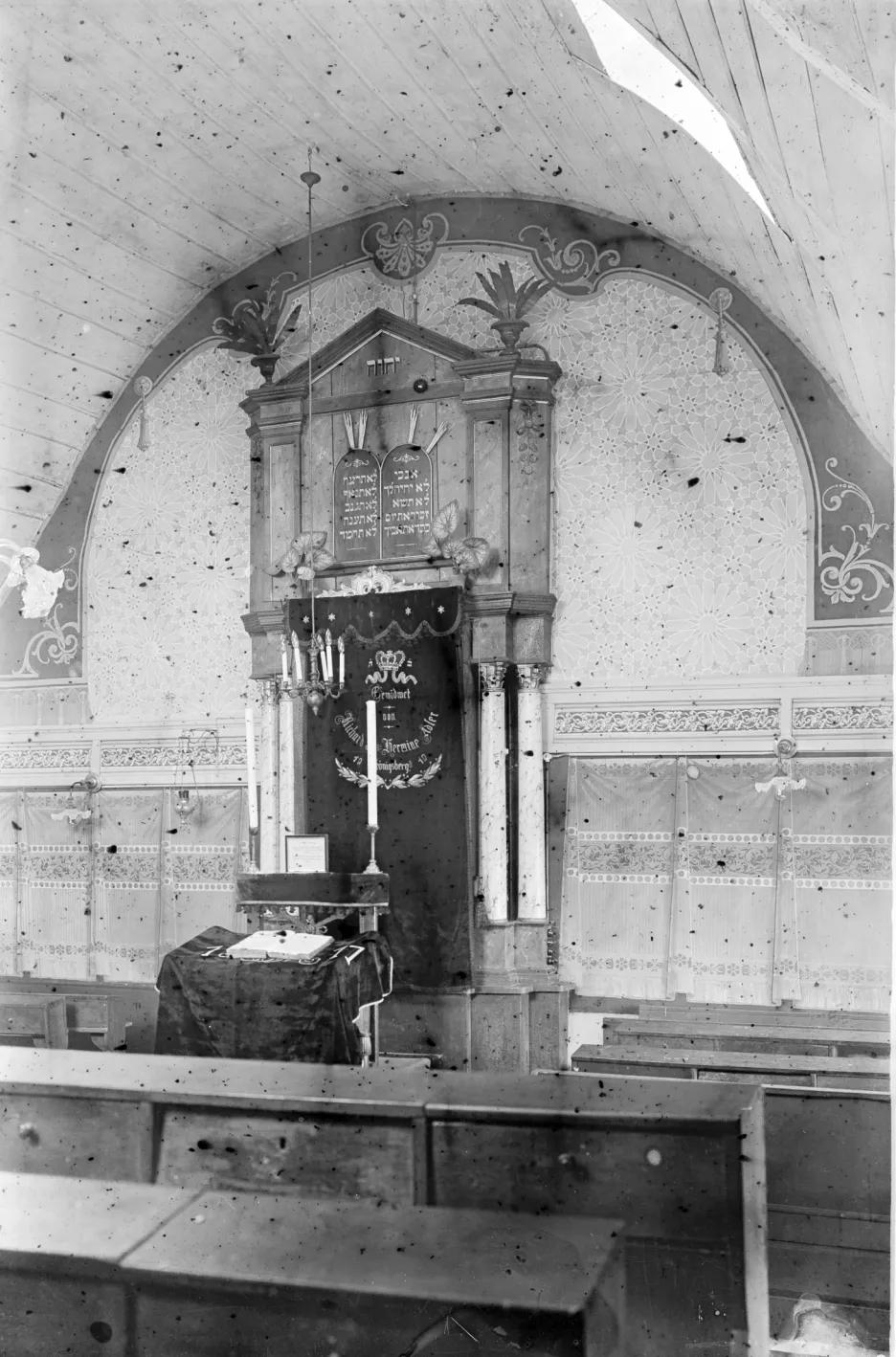 Vypálená synagoga v německém Norimberku 10. listopadu 1938