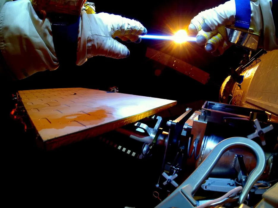 Zkoumání otvoru na ISS