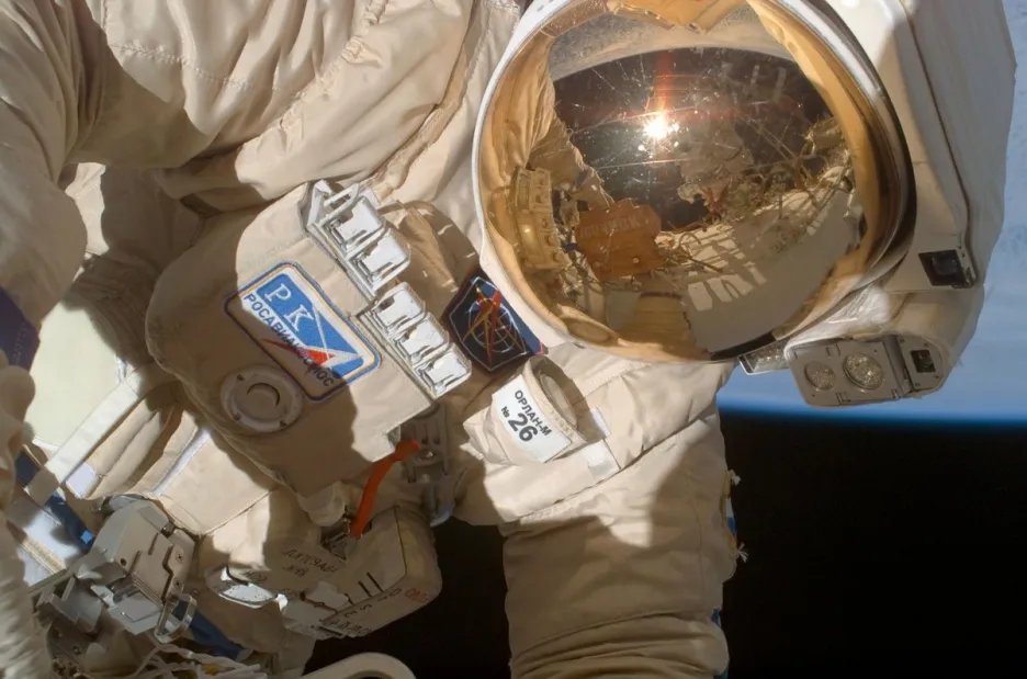 Zkoumání otvoru na ISS