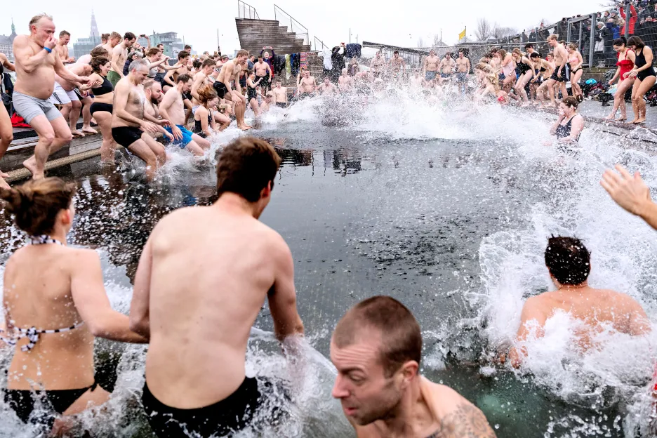 Dánští otužilci si užívají koupel ve vodách kodaňského přístavu