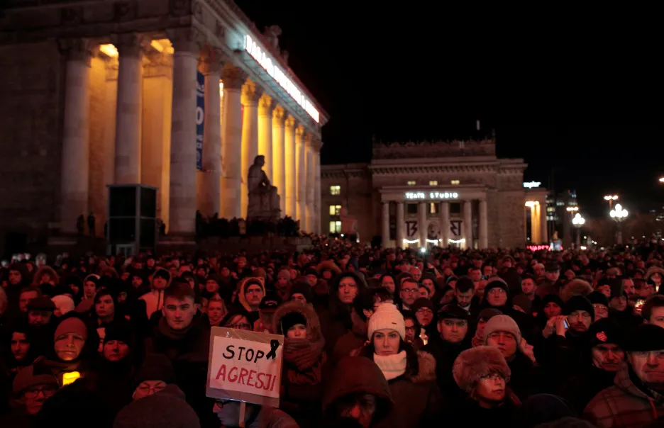 Lidé v Gdaňsku demonstrují po vraždě primátora