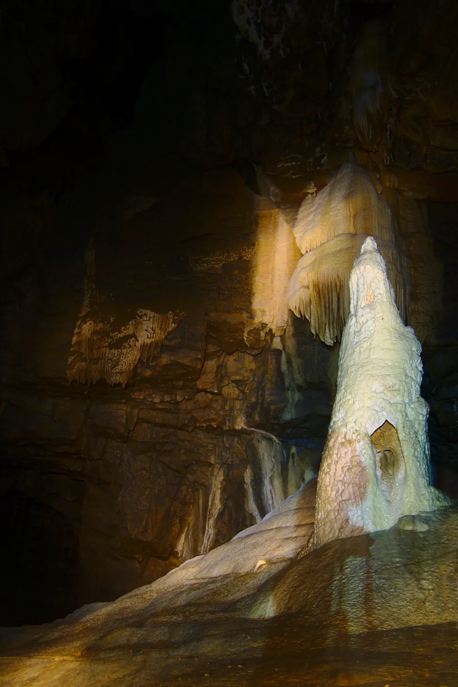 Klon z Stékající dešťová voda ničí krápníky v Amatérské jeskyni