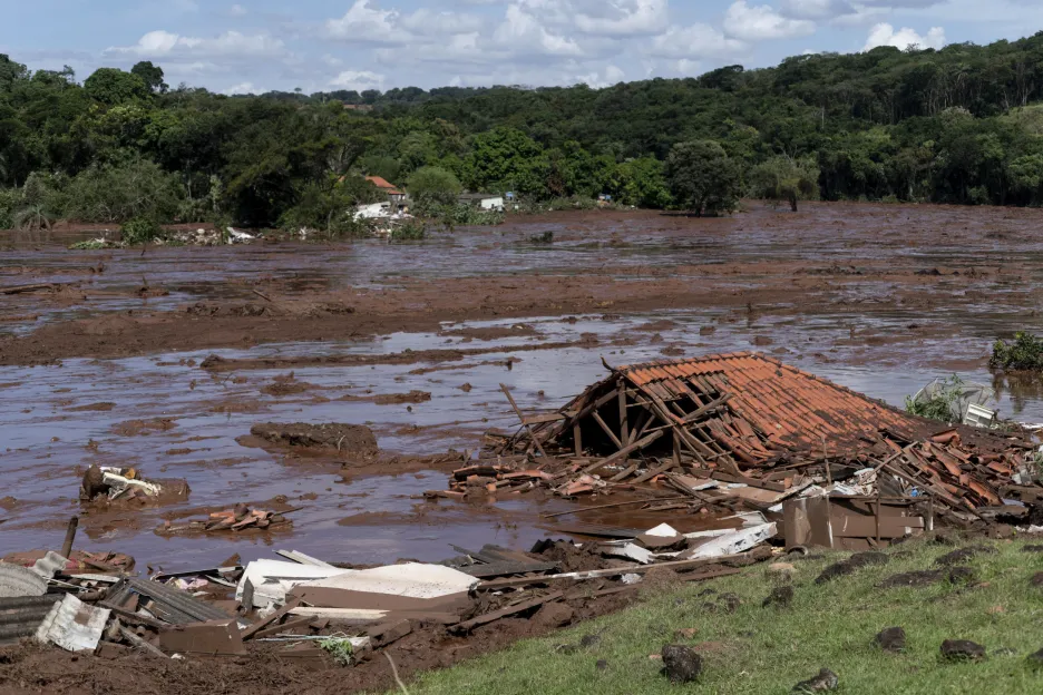 V Brazílii se protrhla nádrž, stovky lidí se pohřešují
