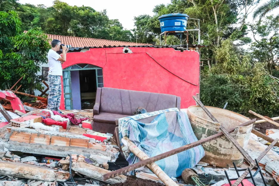 Brazílie po protržení přehrady sčítá škody a mrtvé