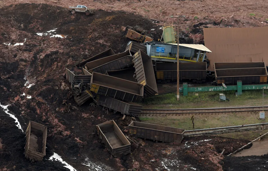 Následky protržené odpadní nádrže v Brazílii