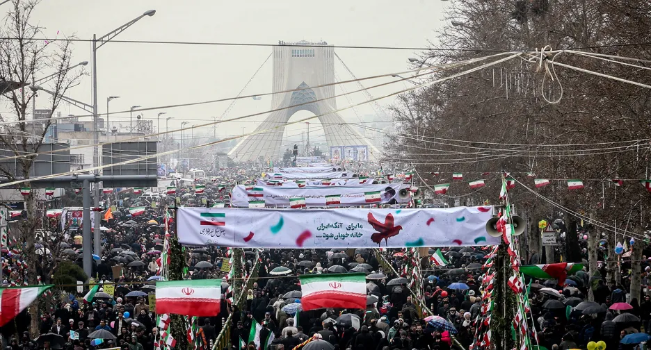 Íránci se účastní slavnostního ceremoniálu ke 40. výročí islámské revoluce na teheránském náměstí Svobody.
