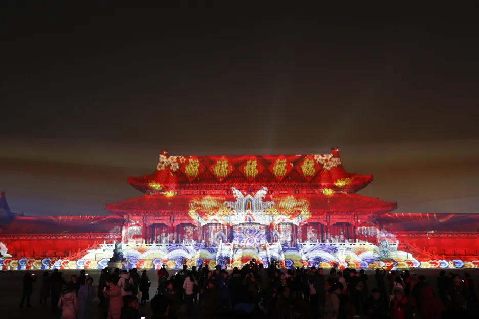 Palácové muzeum v Pekingu v nočním nasvícení během Latern festivalu 2019