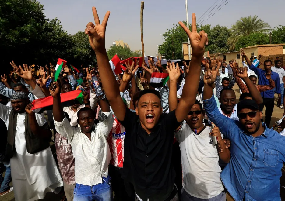 Súdánský prezident Bašír byl zatčen. Zemi povede příští dva roky vojenská rada