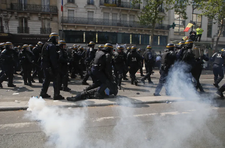 Policie zasahuje v Paříži při prvomájových protestech