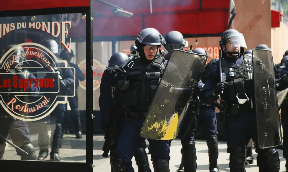 Policie zasahuje v Paříži při prvomájových protestech