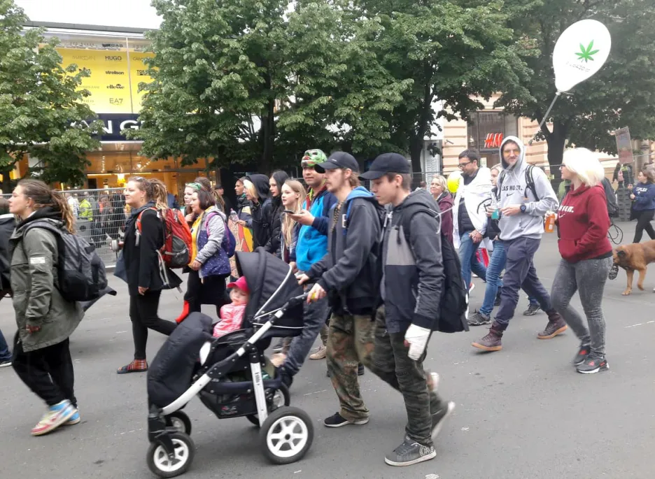 Stovky lidí se v Praze zapojily do průvodu za legalizaci konopí 