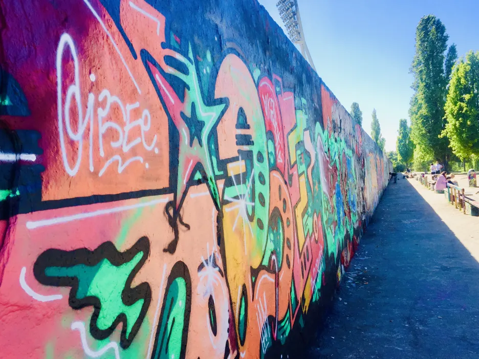 Graffiti na zdni Mauerparku, který vznikl z bývalé „zóny smrti“ kdysi rozdělující oba Berlíny