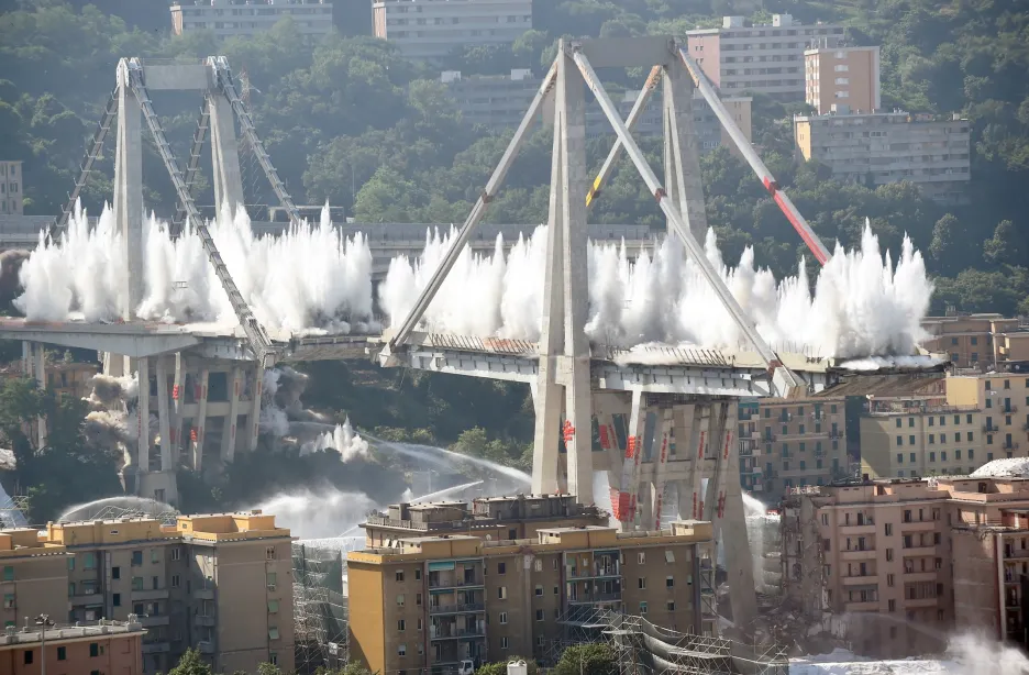 Průběh demolice zříceného mostu v Janově