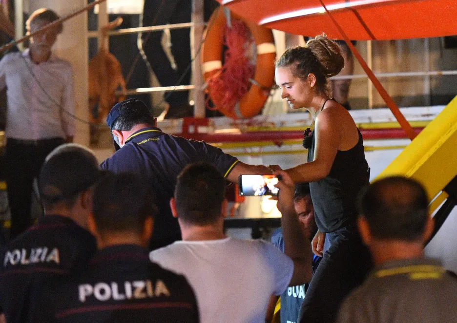 Německá kapitánka lodi Sea-Watch Carola Racketeová je eskortována policií