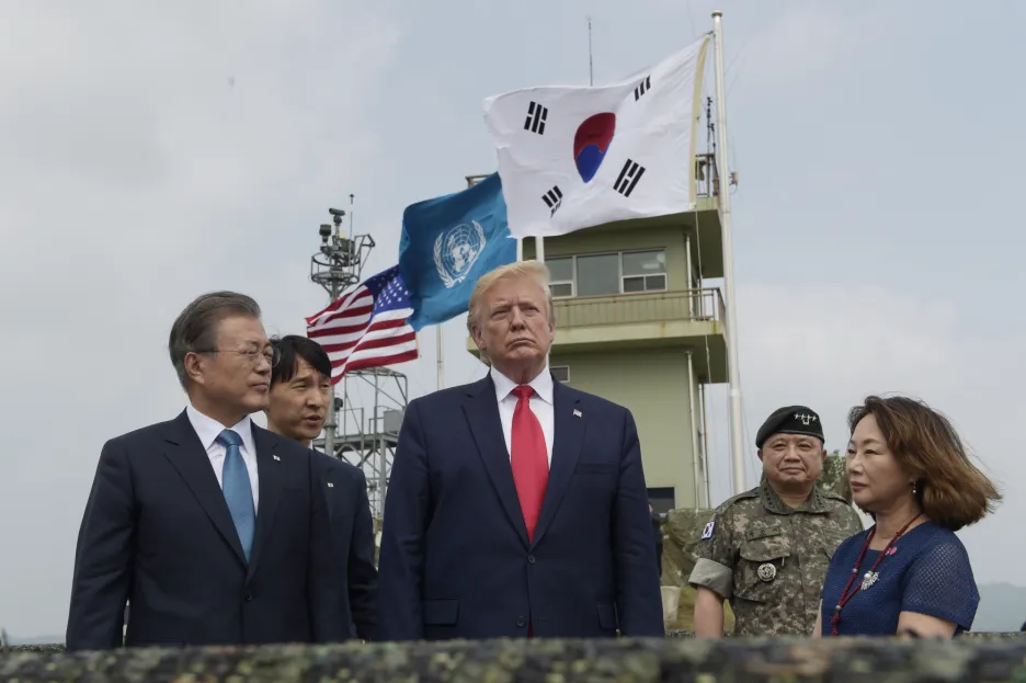 Americký prezident Donald Trump a jihokorejský prezident Mun Če-in (vlevo) v demilitarizované zóně mezi Korejemi. 