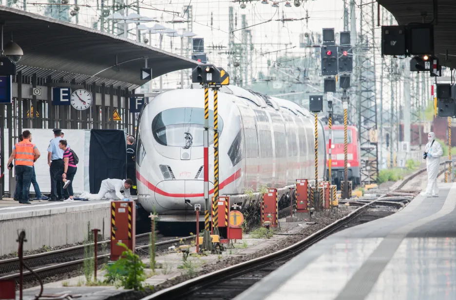 Na nádraží ve Frankfurtu srazil muž pod vlak ženu s dítětem