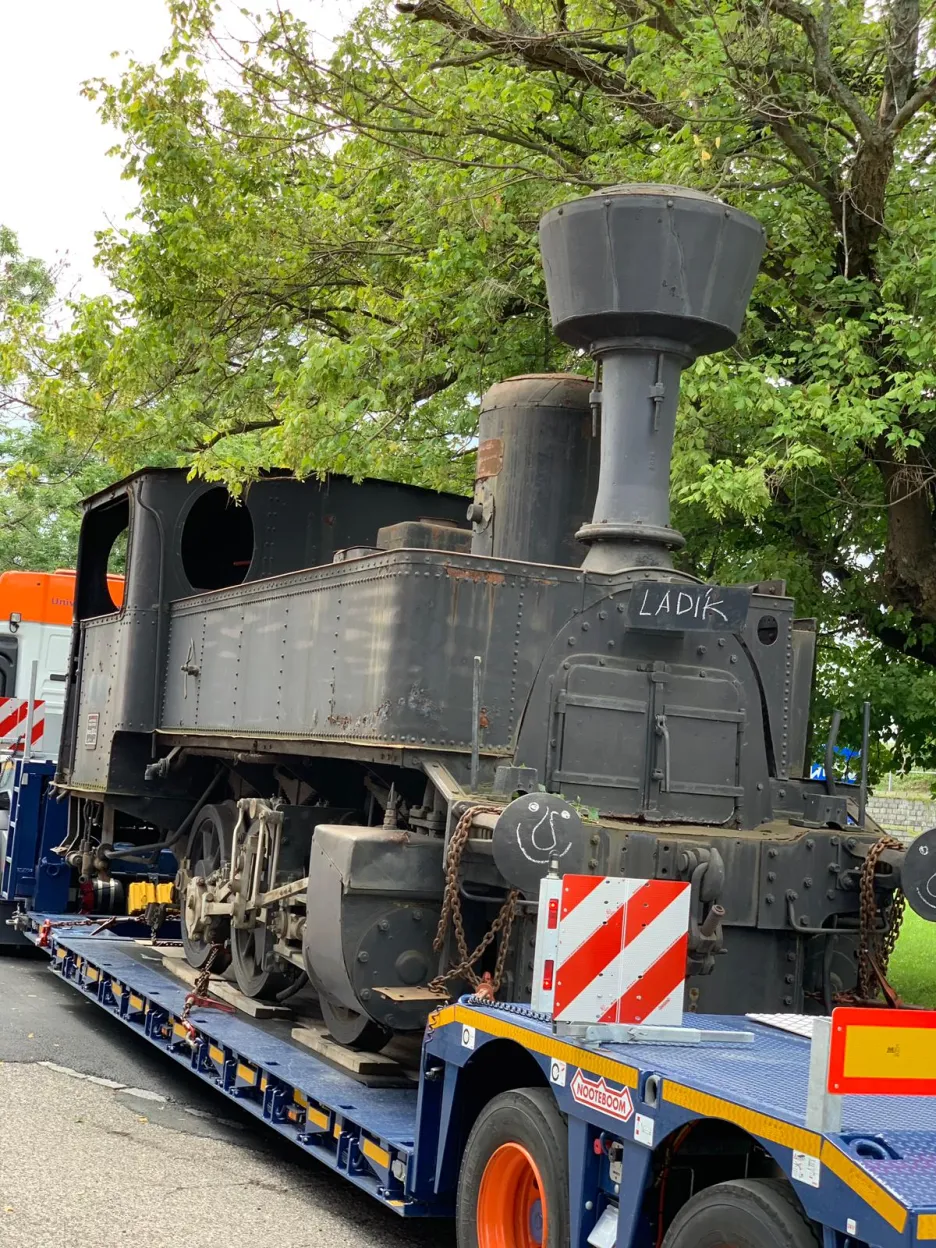 Historická parní lokomotiva se přestěhovala z Olomouce do ostravského muzea