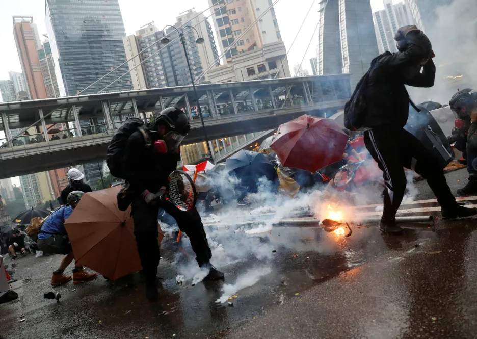 Protest v Hongkongu se opět změnil v potyčky s policií