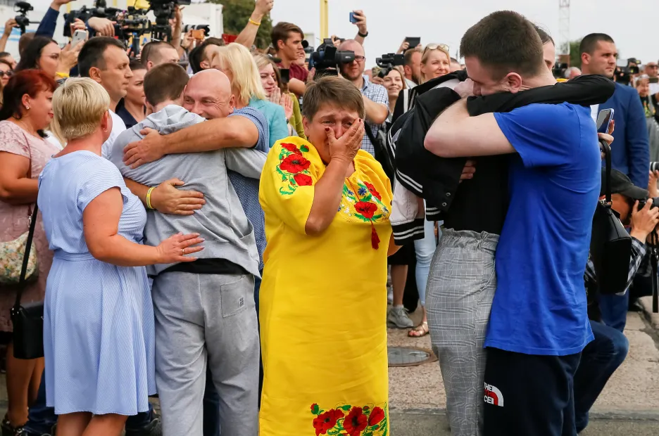 Příbuzní a známí vítají propuštěné na letišti v Kyjevě