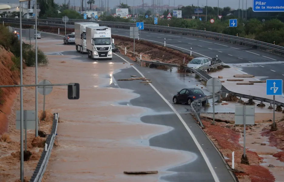 Situace na dálnici AP-7 po povodních v Pilar de la Horadada