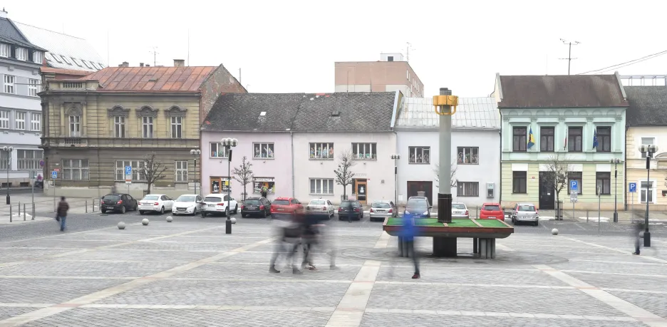 Masarykovo náměstí v Přerově s radnicí (vpravo)