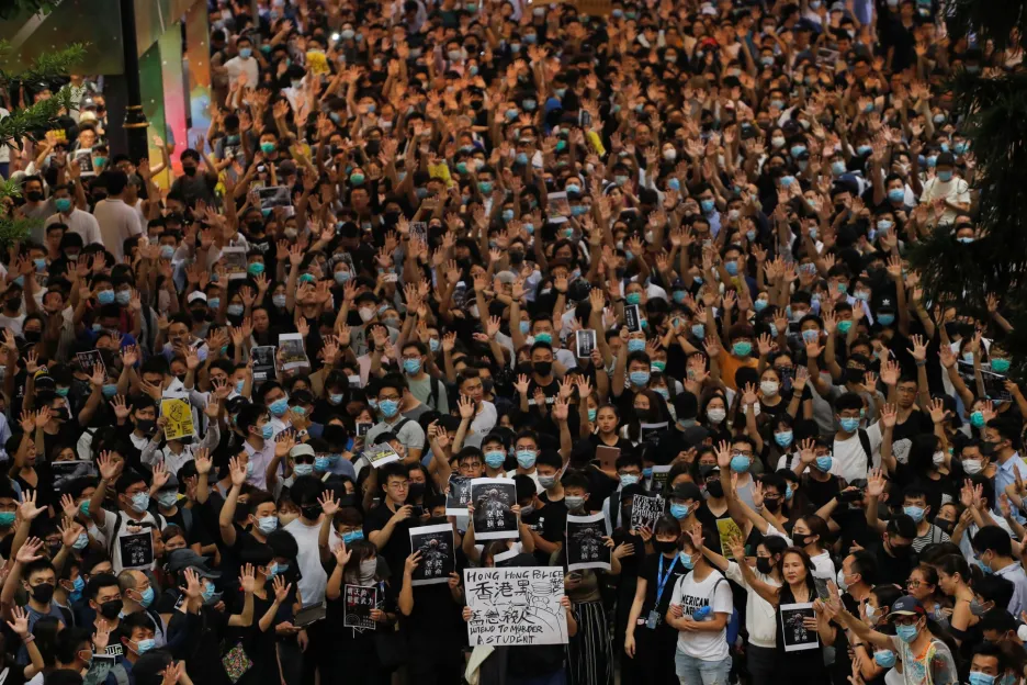 Protest proti používáních ostrých nábojů během demonstrací v Hongkongu 
