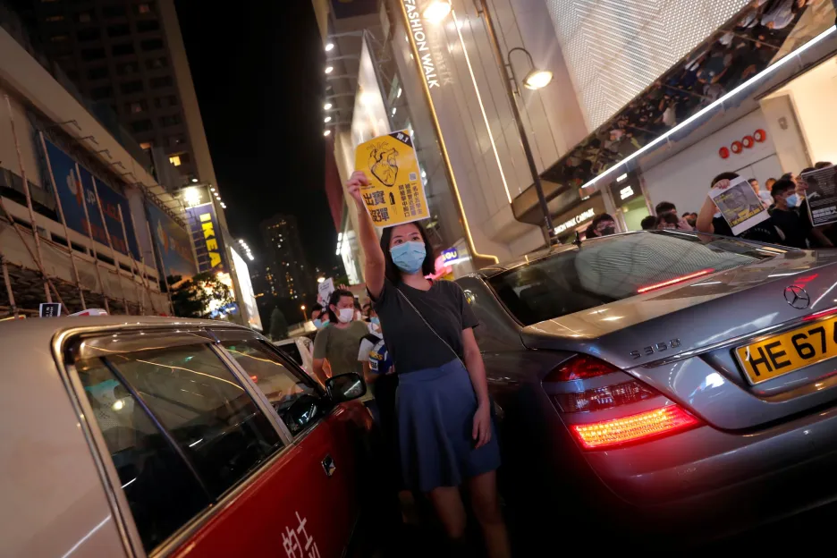 Protest proti používáních ostrých nábojů během demonstrací v Hongkongu 