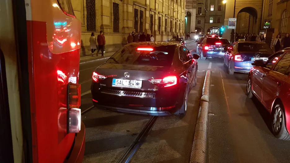 Neohleduplní řidiči blokují provoz tramvají v Praze