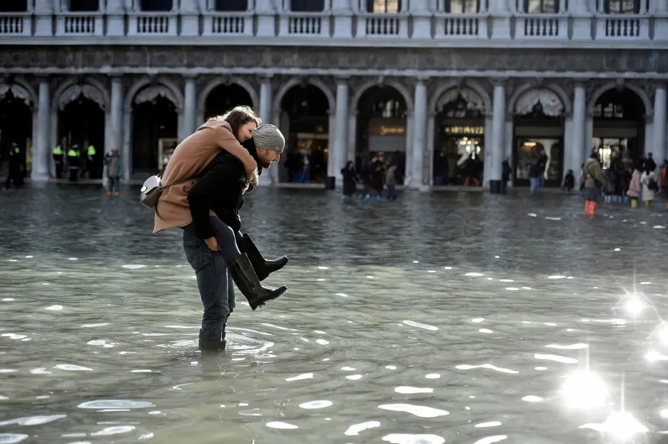 Magazzini e monumenti sott’acqua.  Il governo italiano dichiara lo stato di emergenza a Venezia — ČT24 — televisione ceca
