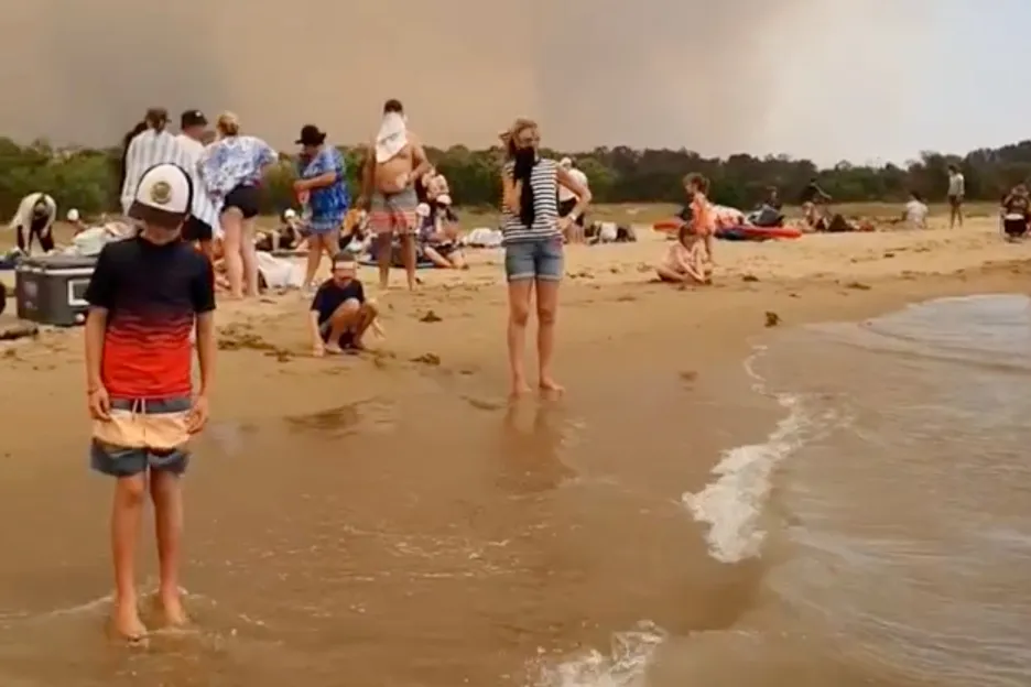 Lidé kvůli šířícímu požáru prchli na pláž