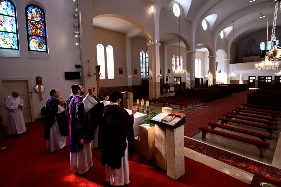 Karanténa spojená s bojem proti koronaviru uzavřela kostely po celém světě