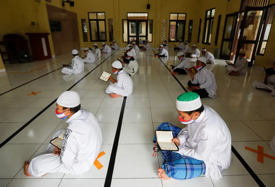 Muslimští studenti z internátní školy Daarul Qur'an Al Kautsar v indonéském Bogoru v provincii Západní Jáva studují Korán 
