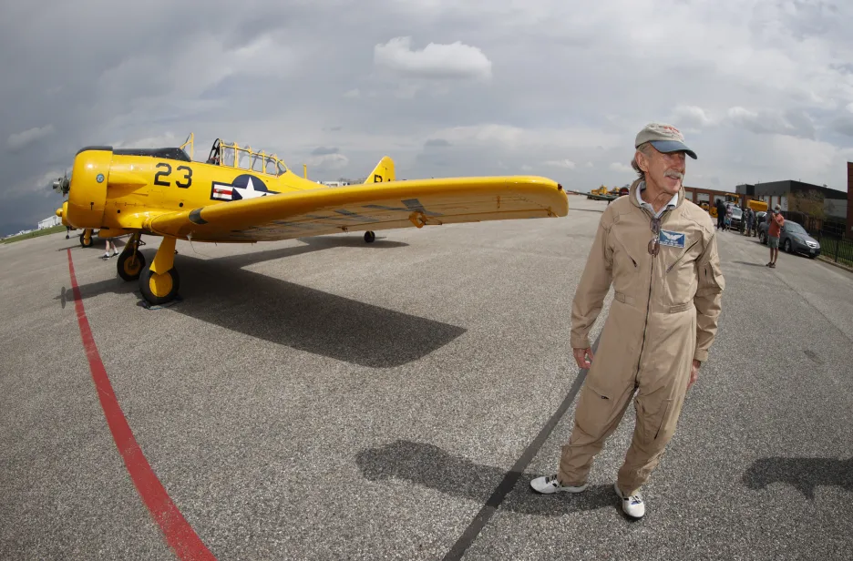 Piloti z Colorada věnují prostředky z letecké exhibice na podporu státu Colorado v souvislosti s bojem proti nemoci Covid-19