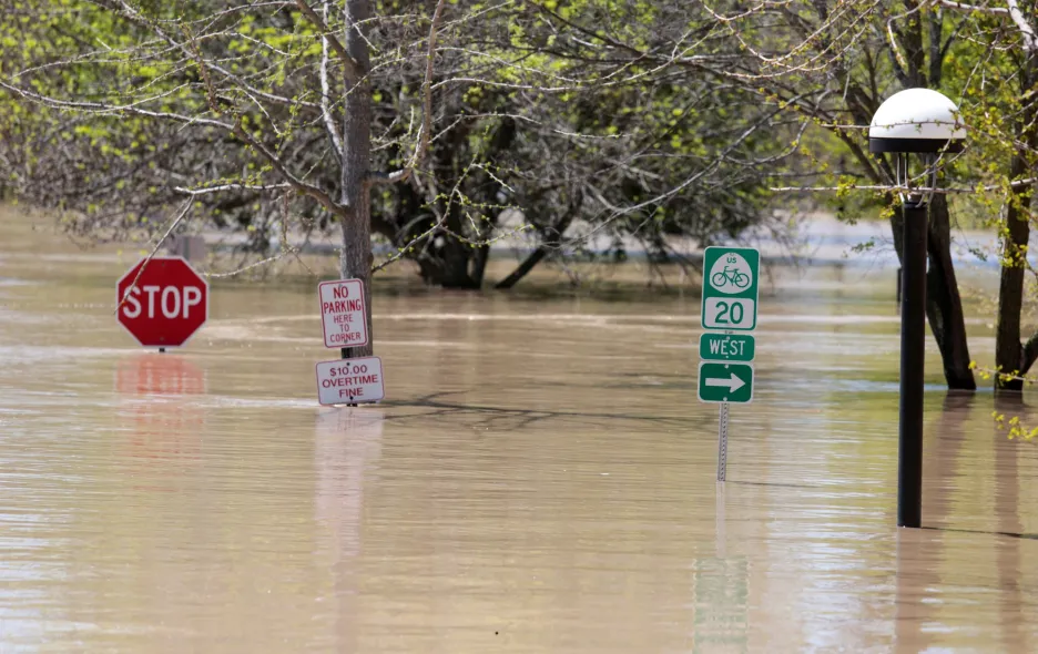 Silné deště způsobily protržení přehrad v okrese Midland v USA 