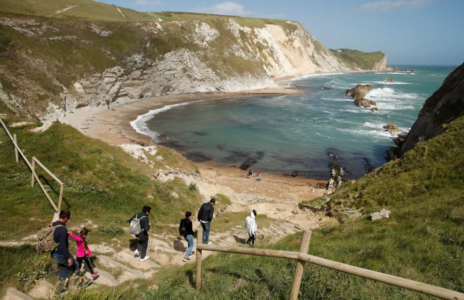 Pobřeží v jižní části Anglie Jurassic Coast navštěvují v době koronavirových opatření více turistů 
