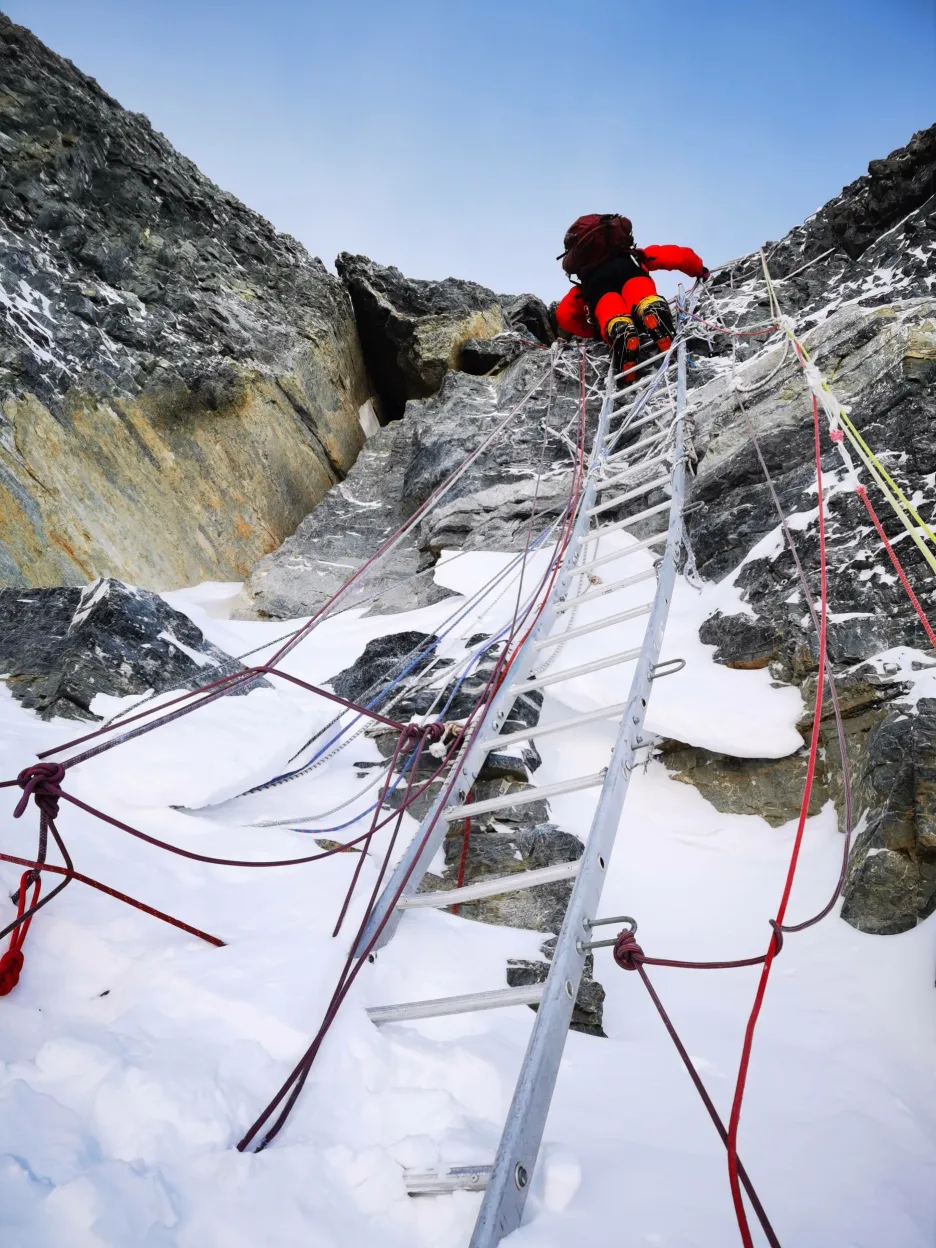 Tým čínských výzkumníků na vrcholu Mounth Everestu prováděl vědecká měření 