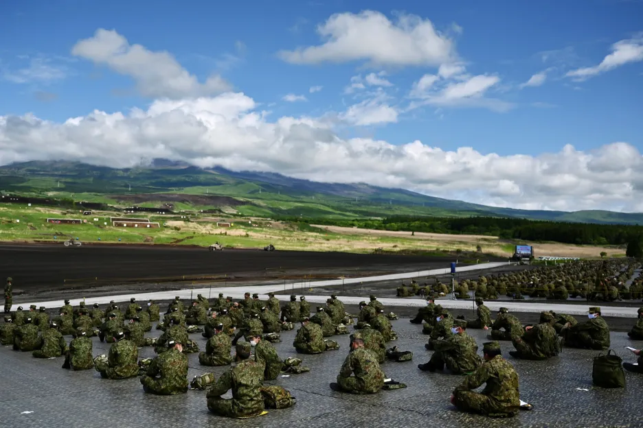 Cvičení pozemních obranných sil japonské armády v uzavřené vojenské oblasti u hory Fuji 