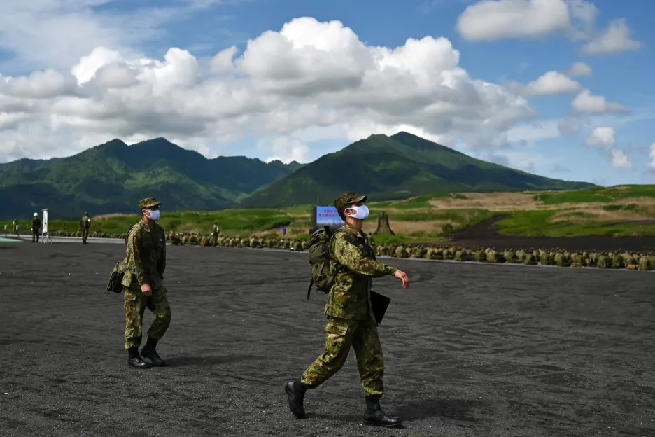 Cvičení pozemních obranných sil japonské armády v uzavřené vojenské oblasti u hory Fuji 