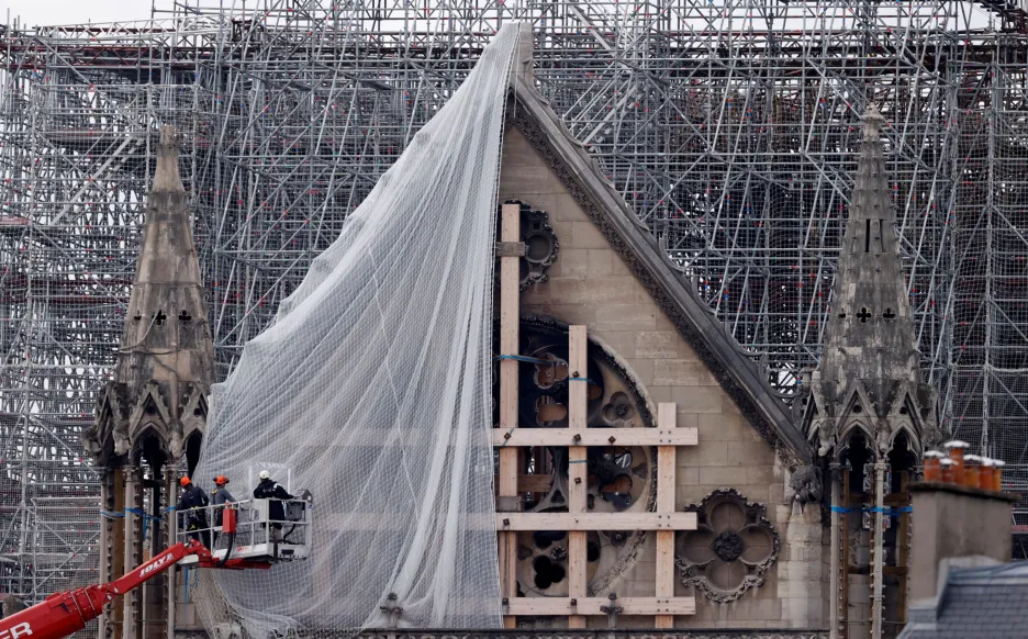 Z Notre Dame začínají po ničivém požáru sundvat poškozené lešení