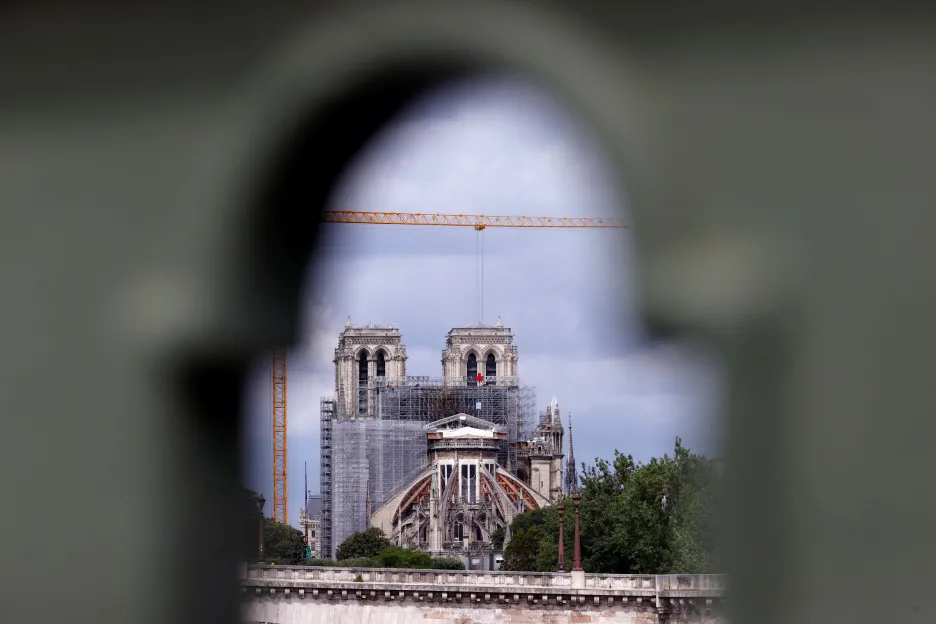 Z Notre Dame začínají po ničivém požáru sundvat poškozené lešení
