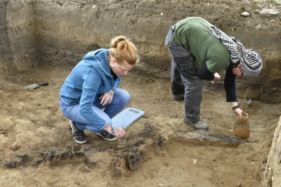 Archeologové odkrývají hradbu z 9. století